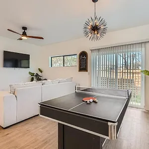 Rooftop Views, Riverwalk & Downtown Holiday home