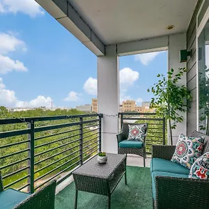 Beautiful On Riverwalk W King Ste Free Parking Pet Friendly Centrally Located On The Riverwalk Apartment *